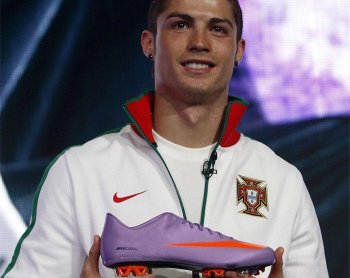 20111019120602-bota-cr7.jpg